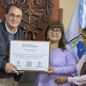 06.05.25 - Entrega de placa Bodas de Plata Paseo Artesanos (5)