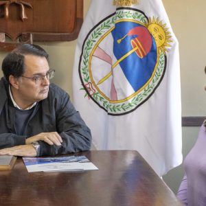 06.05.25 - Entrega de placa Bodas de Plata Paseo Artesanos (6)