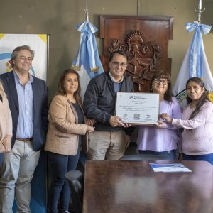 06.05.25 - Entrega de placa Bodas de Plata Paseo Artesanos (8)